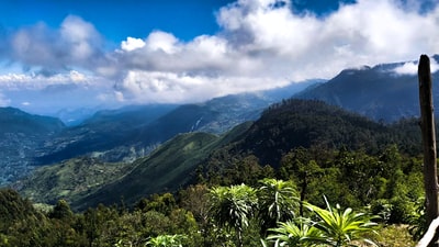 绿山白云白天
